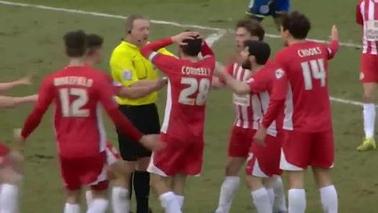 Un arbitre siffle la mi-temps d'un match au pire des moments