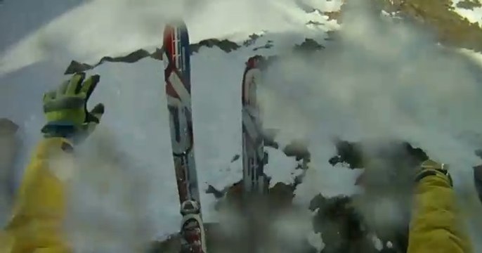 Ce skieur s'en sort indemne après une chute spectaculaire en pleine montagne