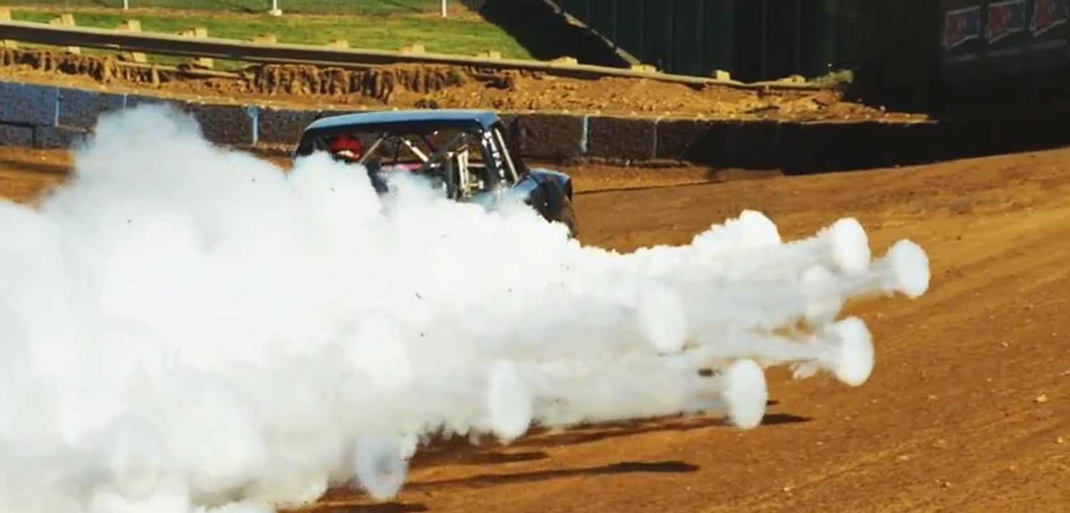 Le moteur de ce véhicule réalise des cercles de fumée lors de sa combustion !