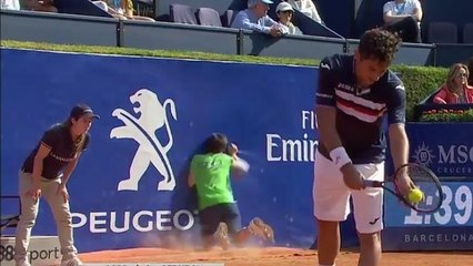 Tennis : un ramasseur de balle se prend un énorme faceplant en plein match