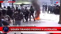 Manifestantes quemaron a un polícia frente al Congreso