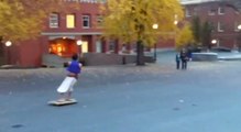 La planche de ce skateur ressemble à un tapis volant