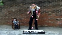 Ce pianiste-jongleur joue du piano... avec des balles