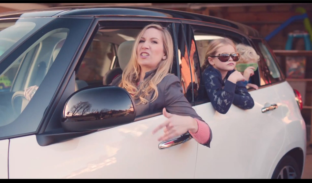 Une mère de famille devient une star du rap dans une publicité pour la Fiat 500L