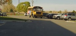 Il réalise d'impressionnants dérapages contrôlés avec une bus scolaire !