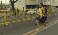 Découvrez la course annuelle en talons aiguilles pour les hommes!