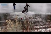 Regardez le sauvetage d'un lugeur tombé dans un lac gelé tourner au fiasco