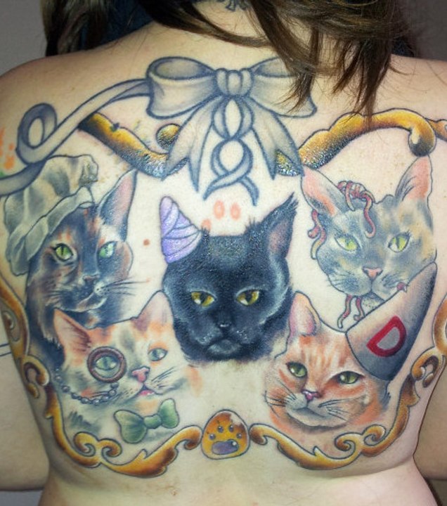 Elle rend hommage à ses chats en tatouant leurs visages sur son dos