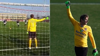 Edwin Van der Sar retrouve les terrains et arrête un penalty à 45 ans