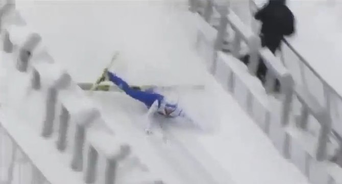 Regardez ce sauteur à ski chuter alors qu'il s'élançait sur le tremplin