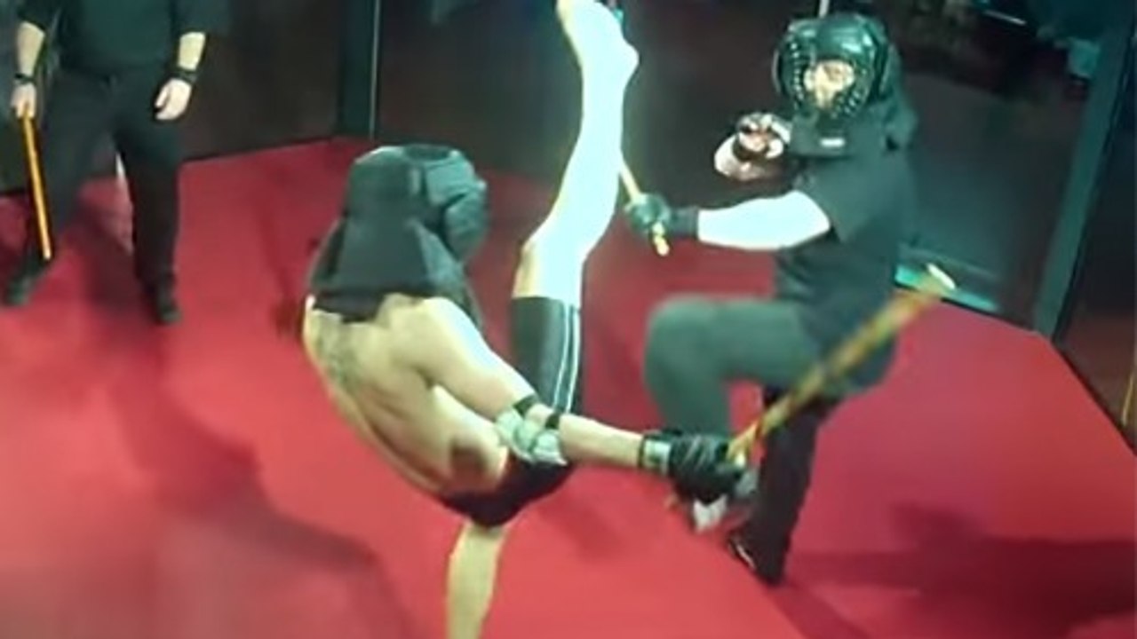 MMA : une nouvelle tendance introduit les armes dans l'Octogone