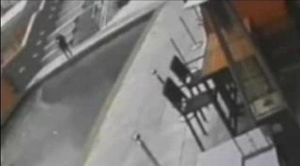 Elle envoie un SMS en marchant et tombe dans de l'eau gelée