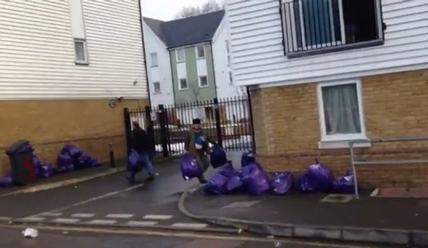 Ces deux voisins se sont lancés dans une guerre aux sacs poubelles