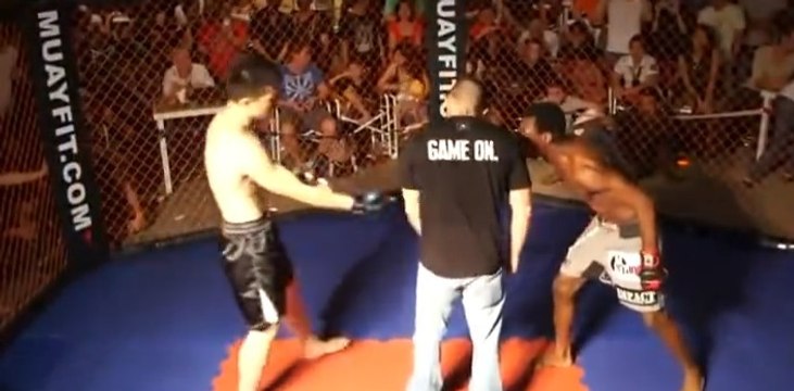 Un spécialiste de Wing Chun monte dans la cage pour affronter un pro du MMA