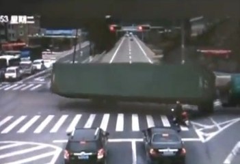 Ce motard a failli se faire écraser par un camion !