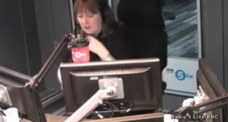 Regardez la réaction de cette animatrice de radio qui voit une souris en direct