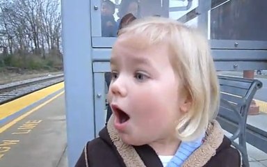 Regardez la joie de cette fillette qui prend le train pour la première fois