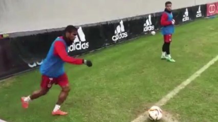 Bayern Munich : Douglas Costa tente un coup du foulard sur un corner