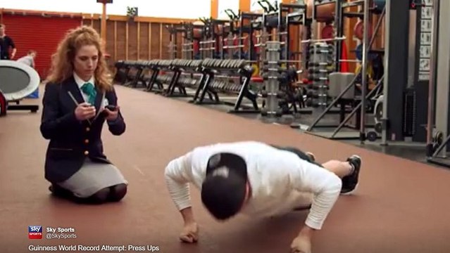 Drew Mitchell tente de battre le record du monde de pompes en une minute