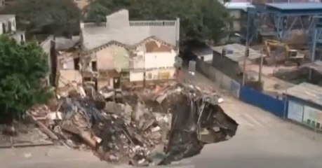 Regardez ces immeubles être avalés en quelques minutes par le sol !