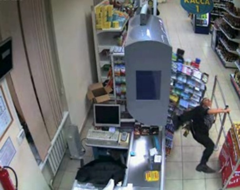 Il fait tomber un rayon de supermarché en voulant sauter au-dessus d'une chaîne