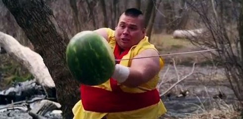 Cet homme joue à Fruit Ninja avec de vrais fruits !