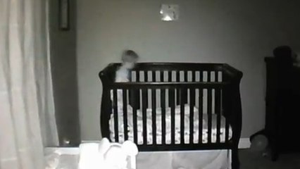 Regardez ce que fait ce bébé quand il est seul dans sa chambre