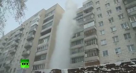 Regardez cette eau chaude jetée d'un balcon en Sibérie geler en un instant