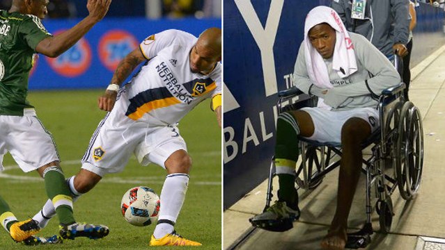 Nigel De Jong blesse un joueur obligé de sortir du terrain... en fauteuil roulant !