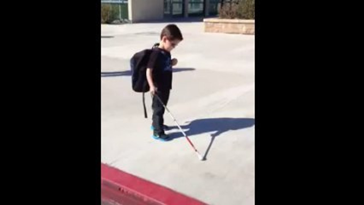 Regardez l'émouvante vidéo des premiers pas d'un enfant non-voyant
