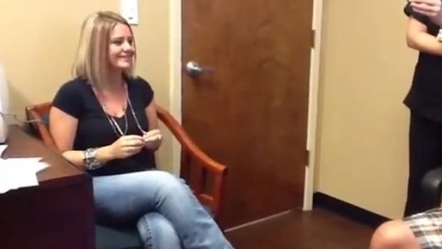 Découvrez la réaction d'une mère sourde qui entend son fils pour la première fois