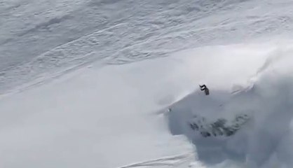 En pleine avalanche, ce skieur réalise un backflip impressionnant