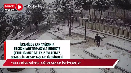 Şehitlikte karla kaplı mezar taşlarını elleri ile temizlediler