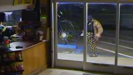 Découvrez le pire cambrioleur du monde en action contre une épicerie