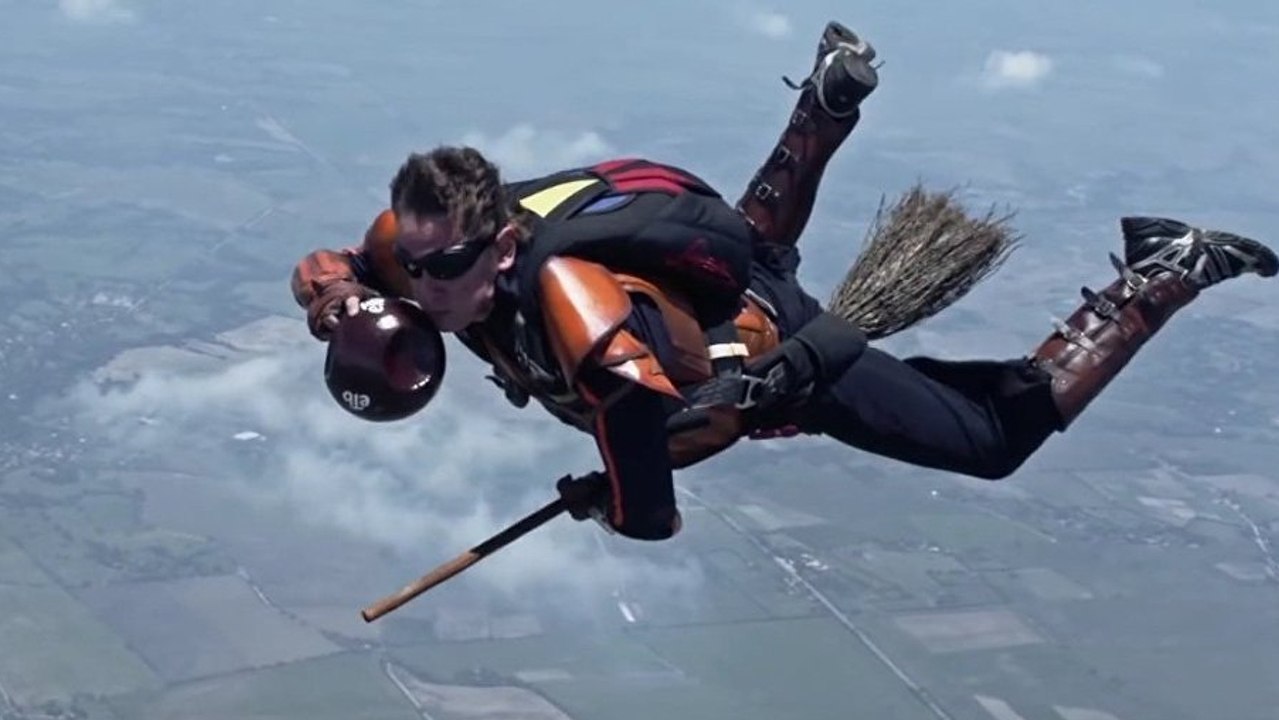 Harry Potter : des parachutistes australiens jouent au quidditch dans les airs !