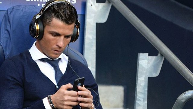 Cristiano Ronaldo regarde des vidéos surprenantes sur le banc lors de Manchester City - Real Madrid
