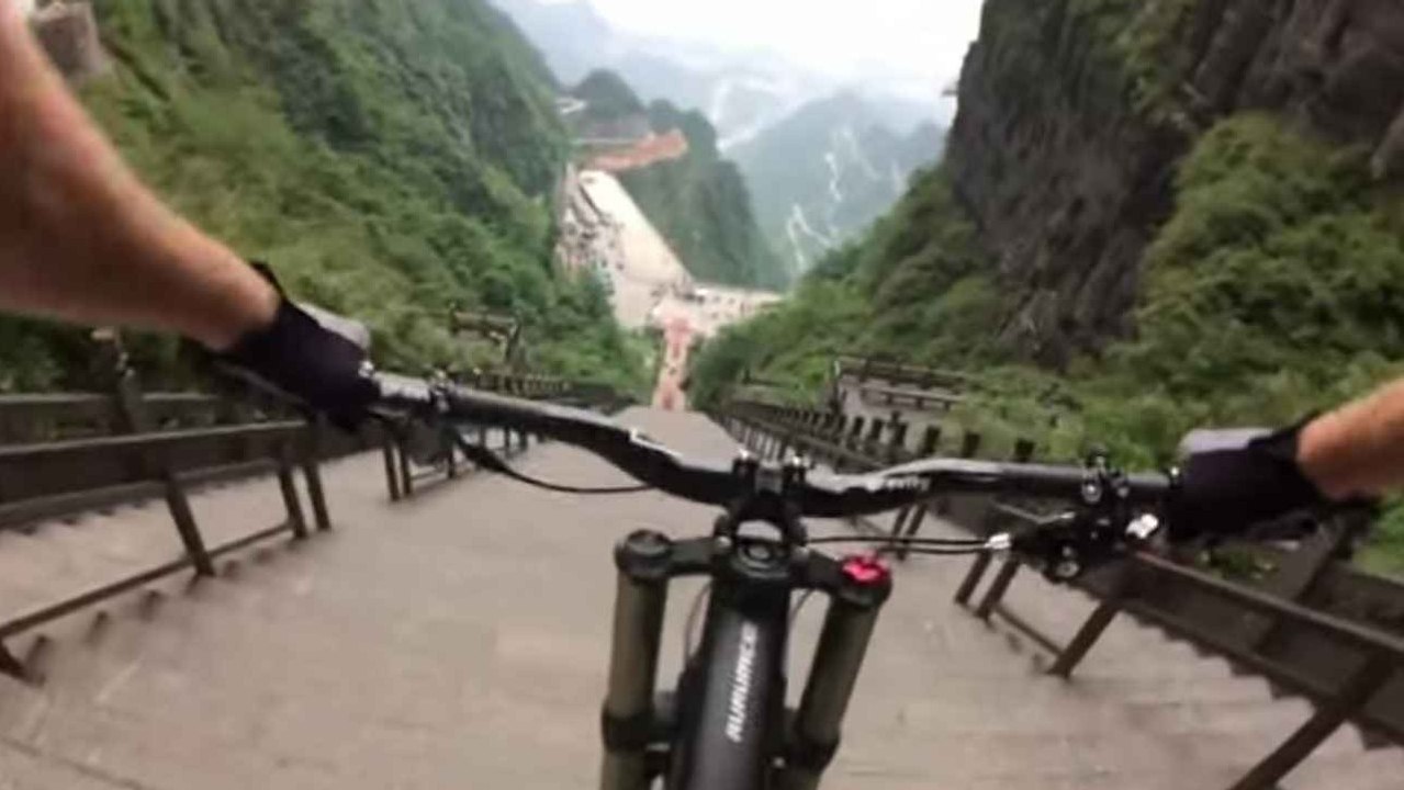 Une descente vertigineuse en VTT : 999 marches en 30 secondes