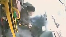 Ce chauffeur de bus chinois a frôlé la mort de très près