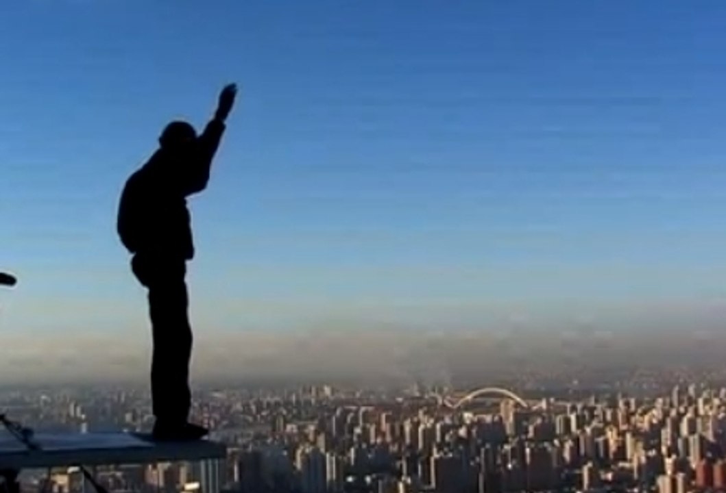 Il réalise un saut acrobatique impressionnant en chute libre