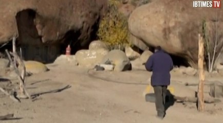 Sa maison a été construite dans un énorme rocher !