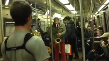 Découvrez une magnifique battle de saxophonistes dans le métro de New York