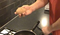 Cet œuf de poule  contient… un second œuf de poule !