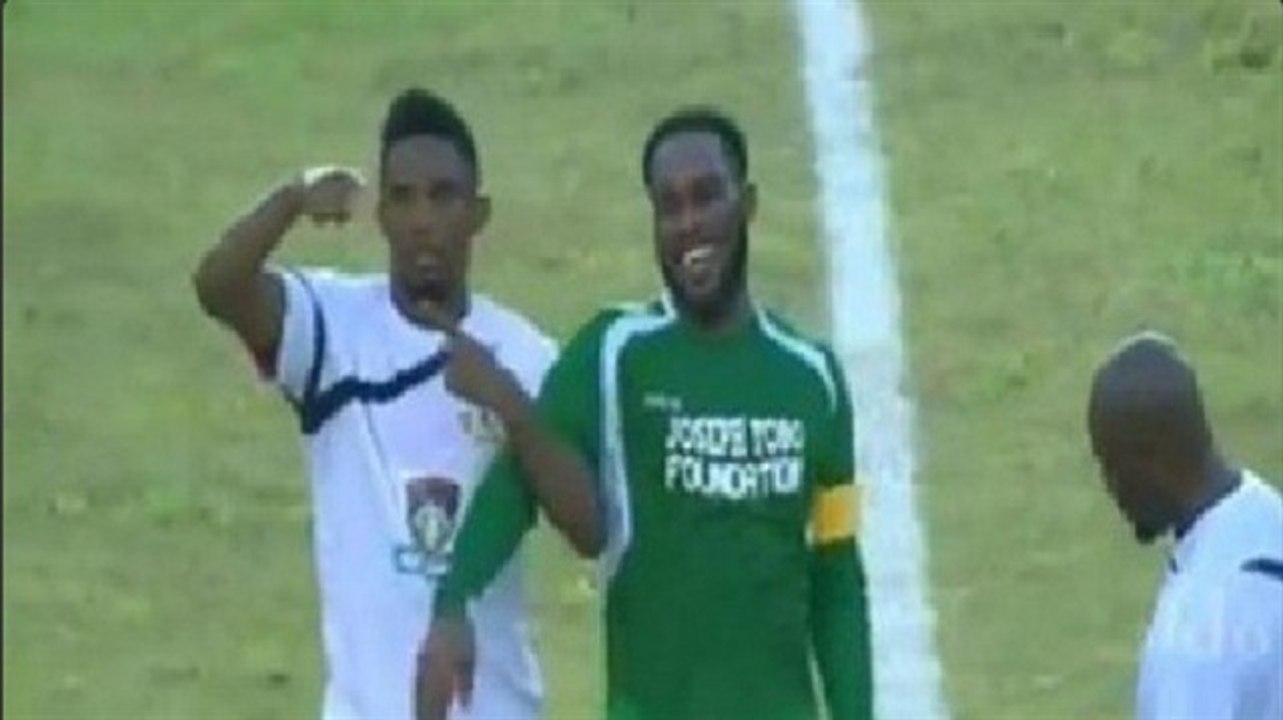 Samuel Eto'o demande le changement de Jay Jay Okocha qui régale lors d'un match caritatif