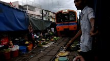 Regardez ce train passer au beau milieu d'un marché en Thaïlande !