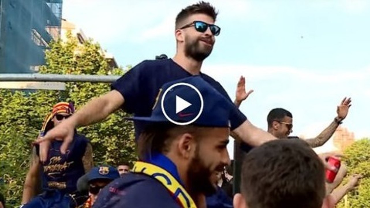 Gerard Piqué chambre Cristiano Ronaldo en fêtant le titre dans les rues de Barcelone