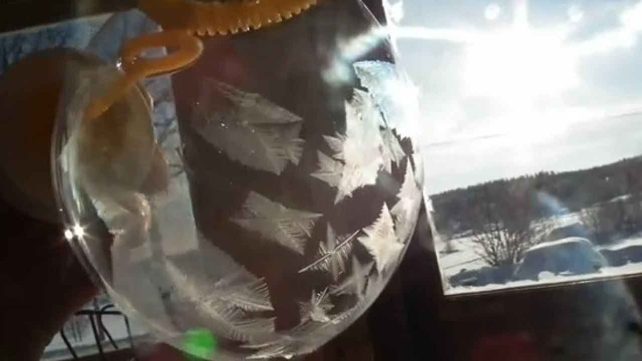 Cette bulle de savon se transforme en glace en quelques secondes