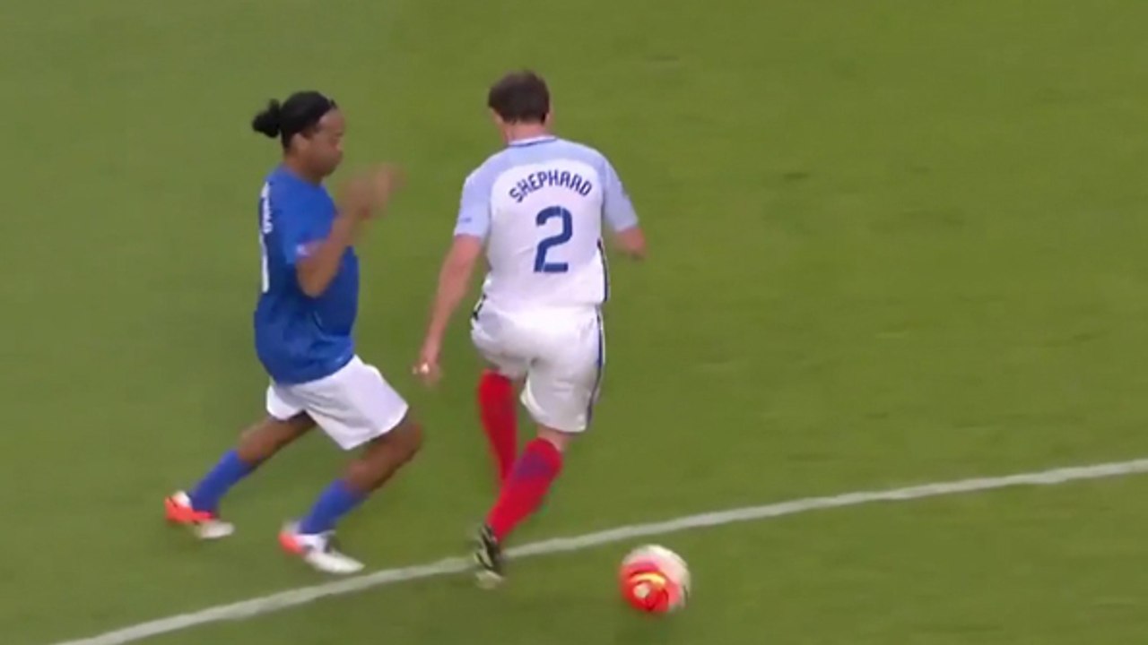 Ronaldinho enchaîne les petits ponts et régale à Old Trafford pendant un match de charité