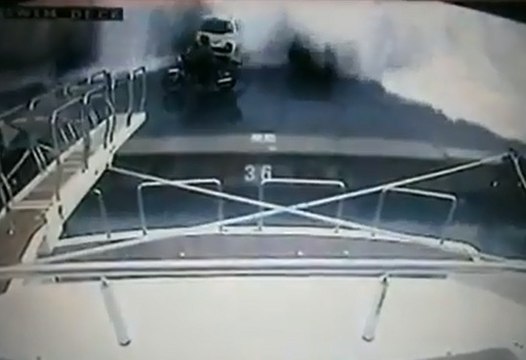 Ce motard se fait happer par une énorme vague et finit à la mer