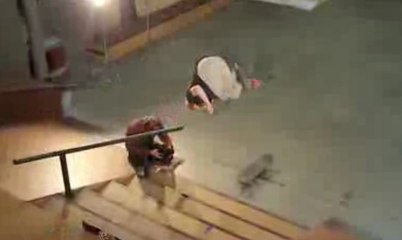 Adam Miller réalise un backflip impressionnant du haut d'un escalier