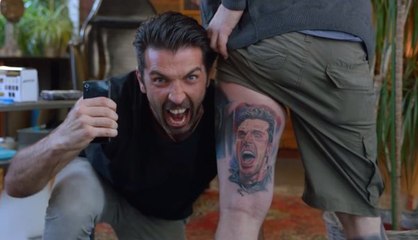 Gianluigi Buffon fait une surprise incroyable à un fan qui s'est tatoué son visage sur le corps